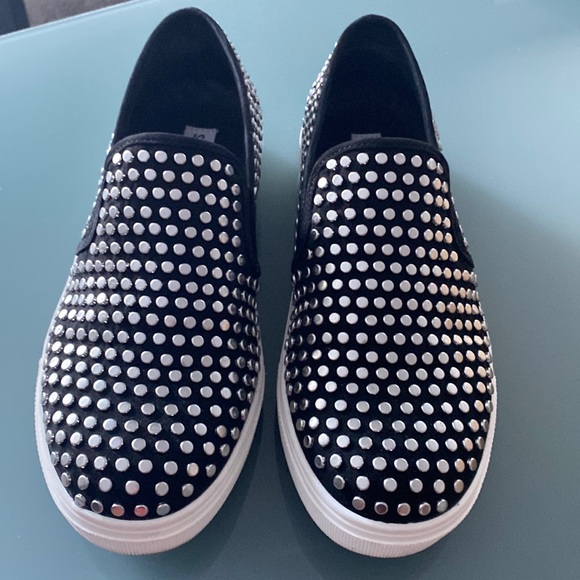 Steve Madden Slip on rivet shoes size 7.5 - Picture 1 of 3